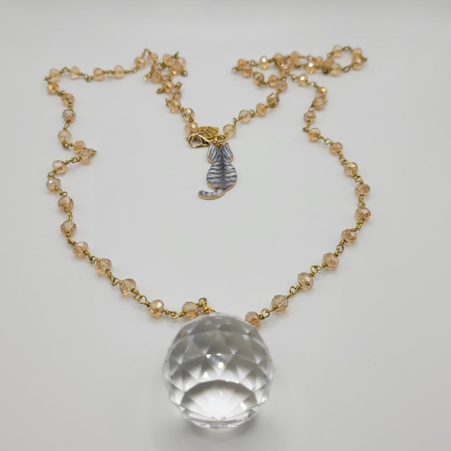 Collar largo con cuentas de cristal y colgante de bola de cristal y gatete color negro