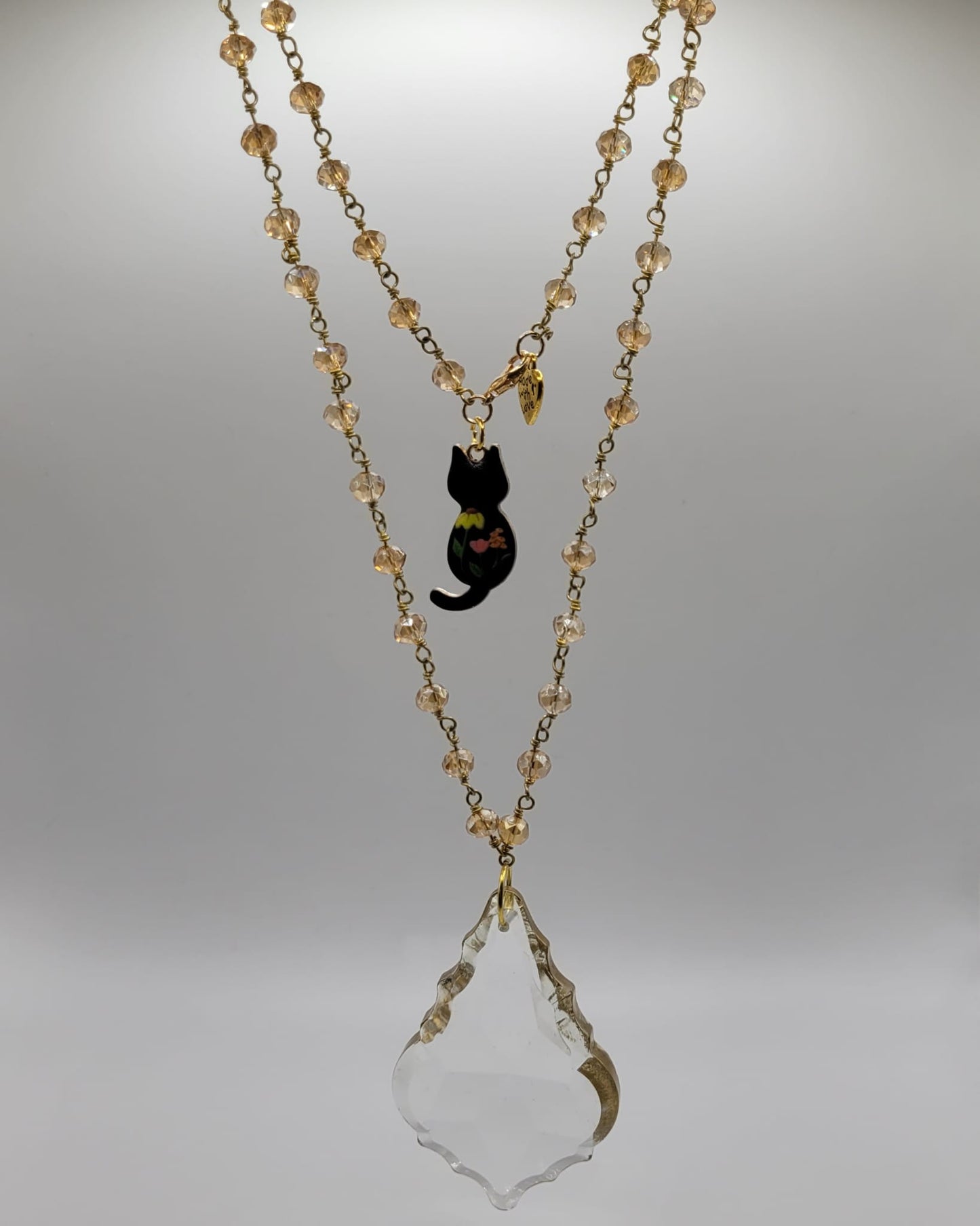 Collar largo con cuentas de cristal y colgante de lágrima de cristal y gatete color negro con flores