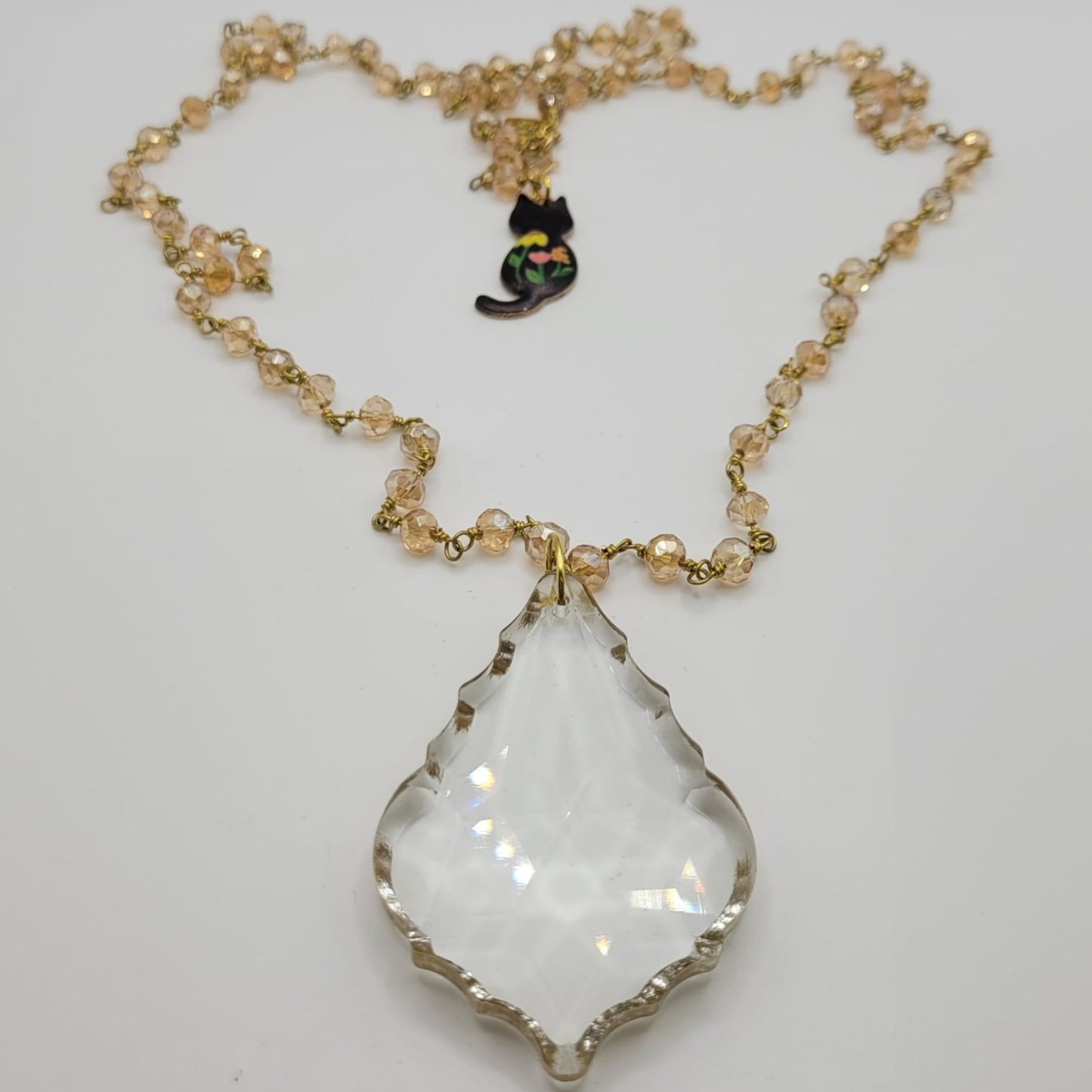 Collar largo con cuentas de cristal y colgante de lágrima de cristal y gatete color negro con flores