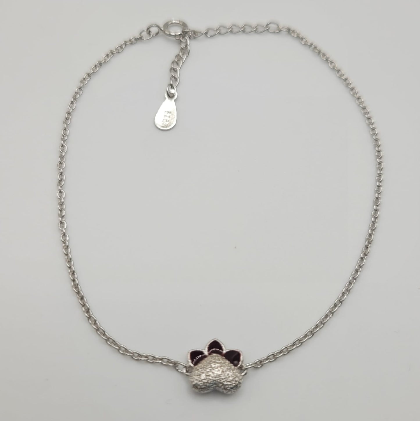 Pulsera de Plata de Ley con huella parcialmente esmaltada en color granate