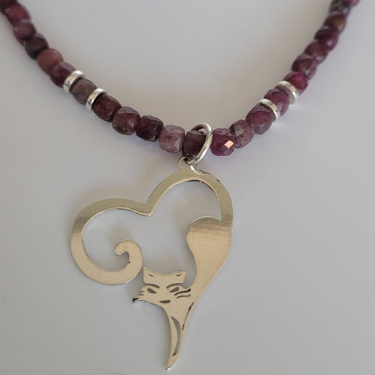 Cadena de piedras naturales semipreciosas en plata de ley corazón y gatito
