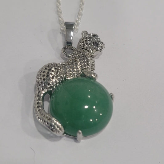 Cadena en plata de ley con colgante de cobre de felino con piedra natural color verde