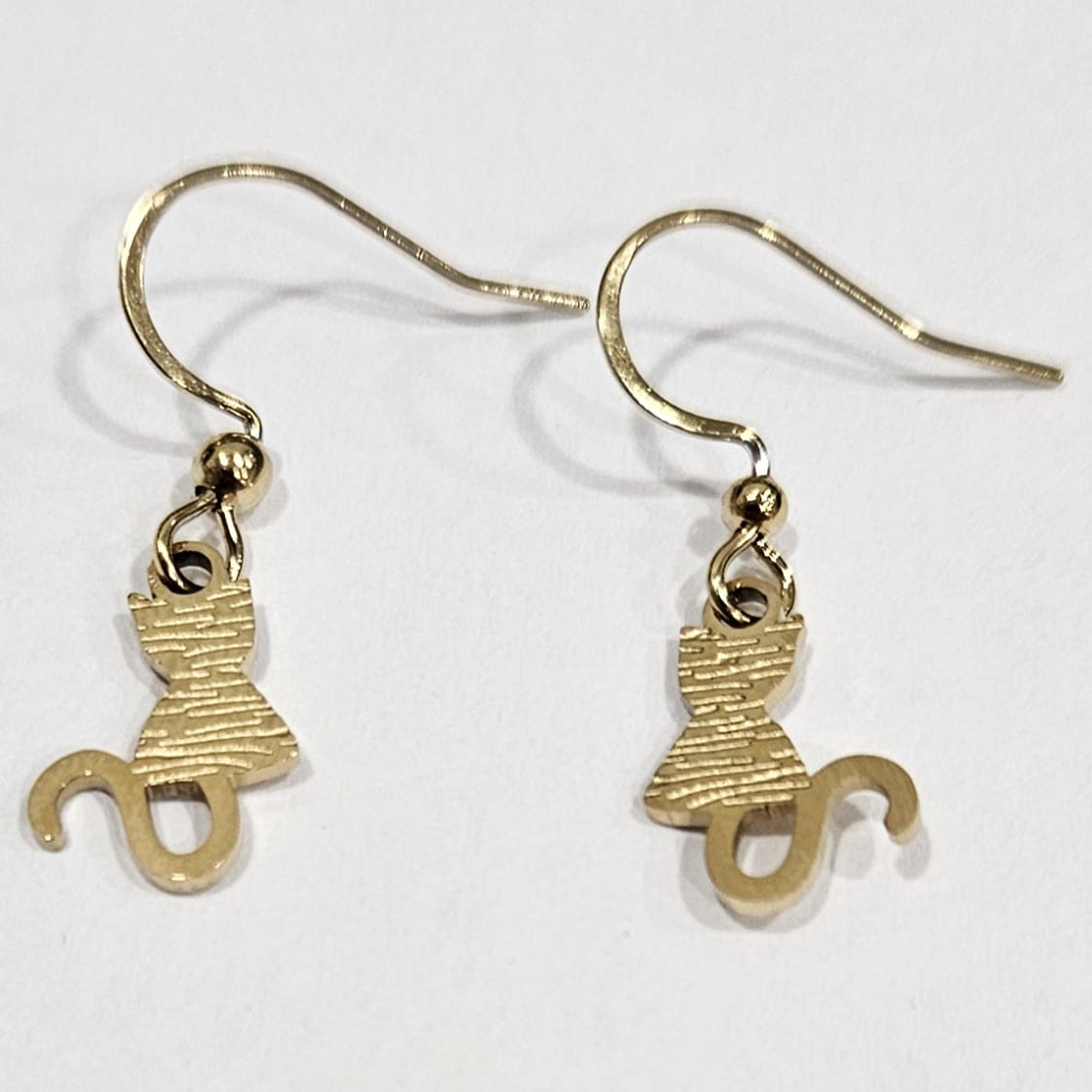 Pendientes de acero color dorado de gatito