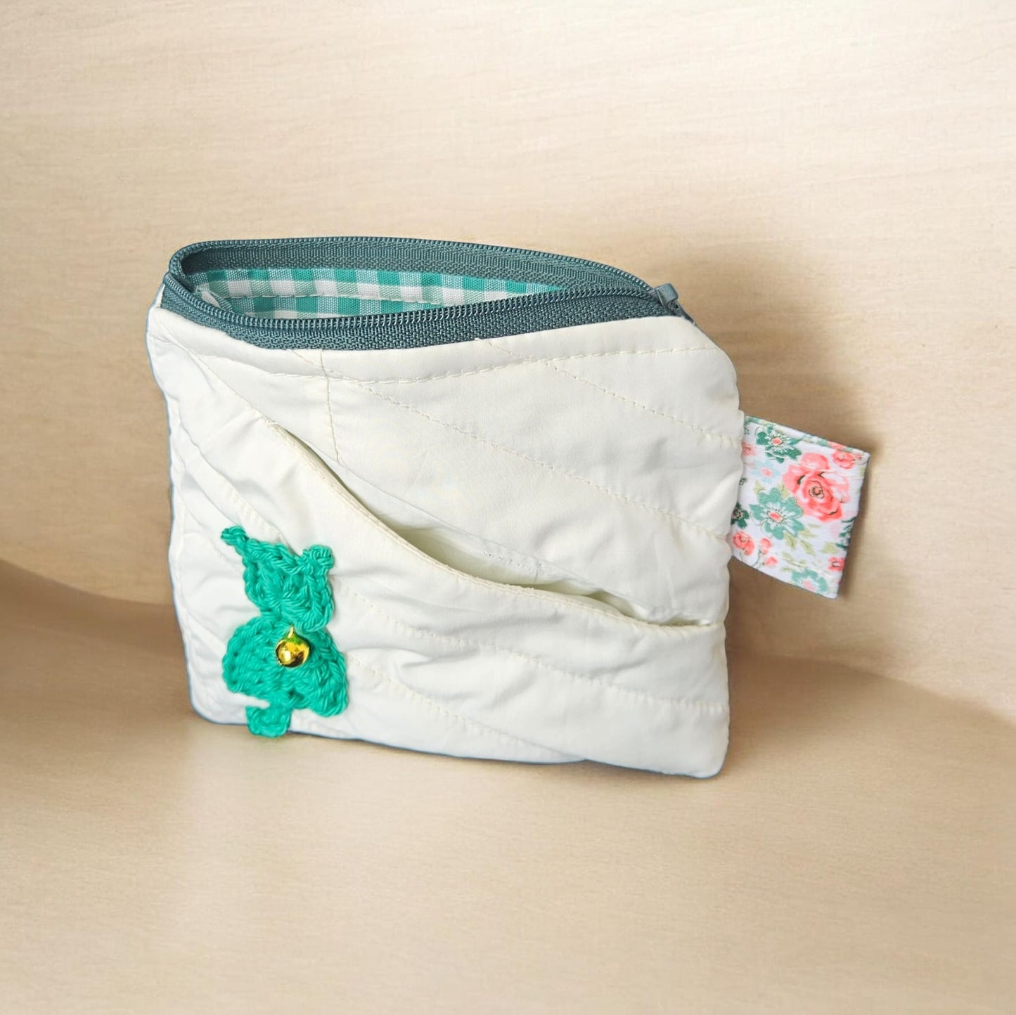 Cartera- monedero acolchado con gato verde- bolsillo externo(@lucikukadas)