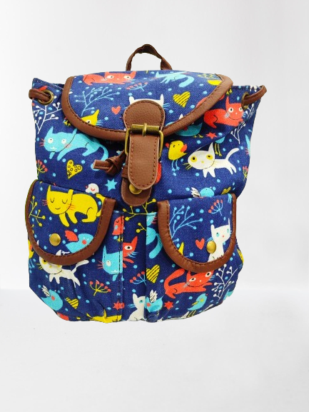 Mochila de gatetes con fongo azul de nylon.