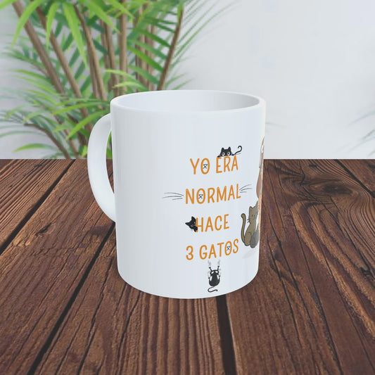 Taza divertida con frase "Yo era normal hace 3 gatos" (chica)