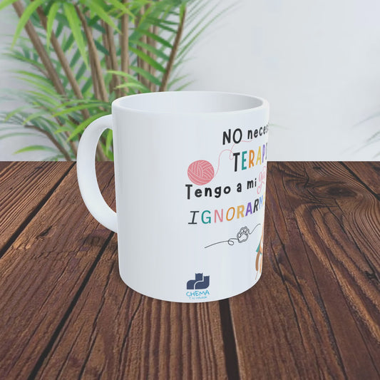 Taza divertida con frase "No necesito terapia, tengo a mi gato para ignorarme"