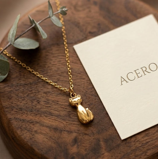Collar con colgante de gato en acero inoxidable – Dorado