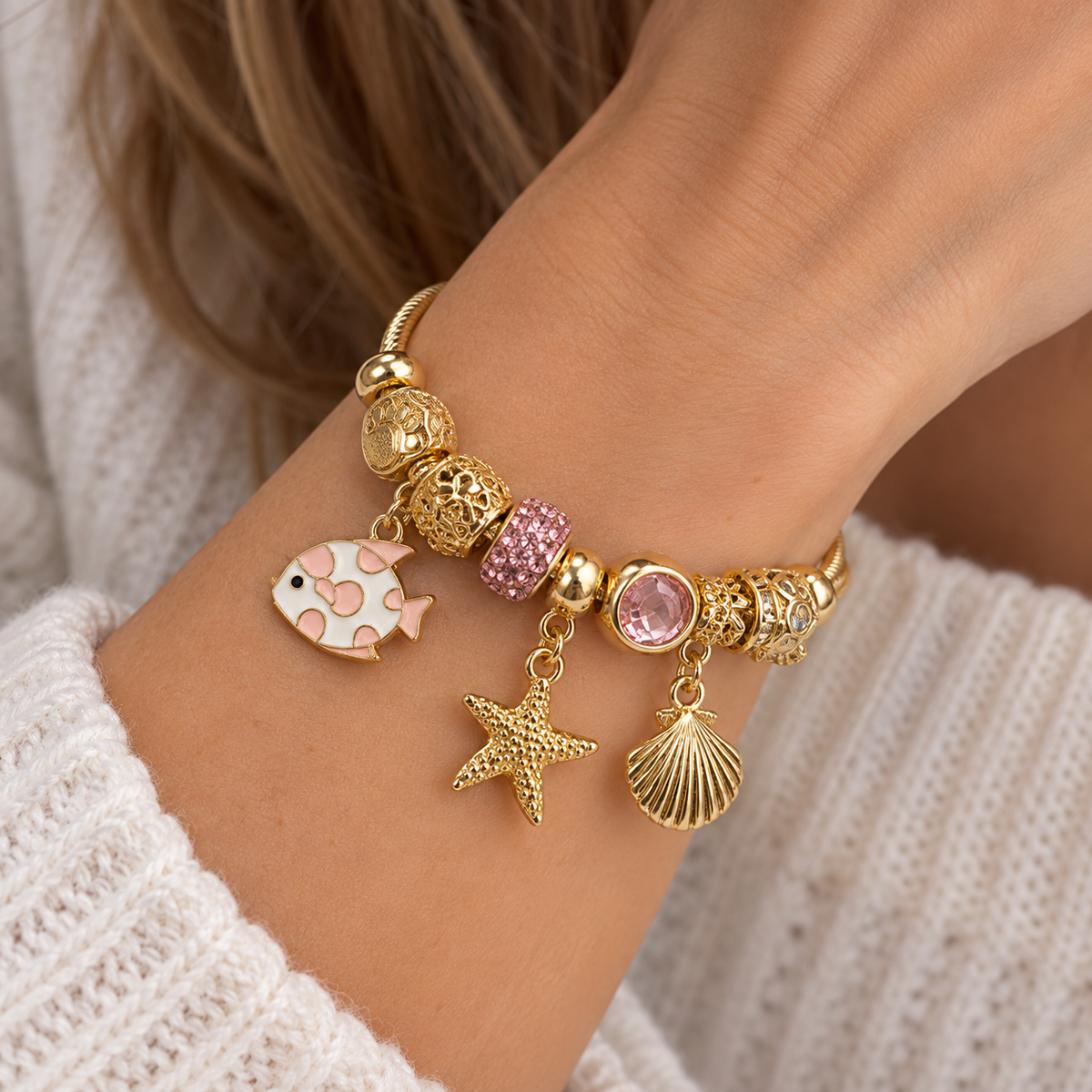 Pulsera de charms marinos y huella en dorado.