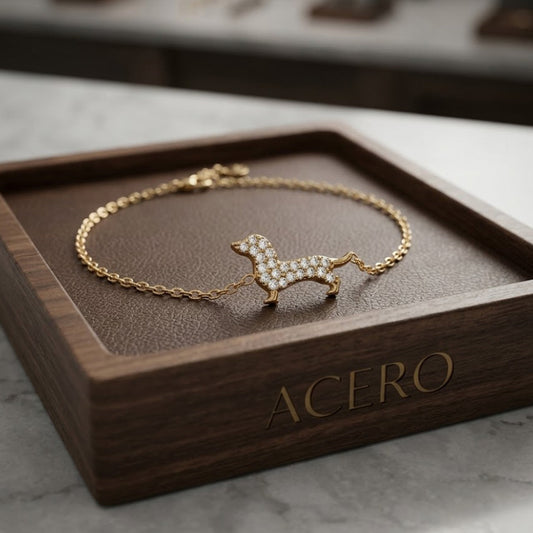 Pulsera con colgante de perro con circonitas blancas