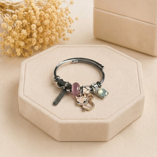 Pulsera elegante de acero con charms intercambiables y diseño felino en rosa