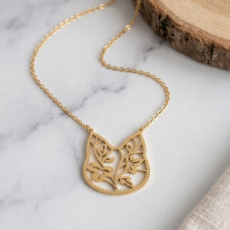 Collar de acero inoxidable con gato y detalles florales. Elegante y diferente.