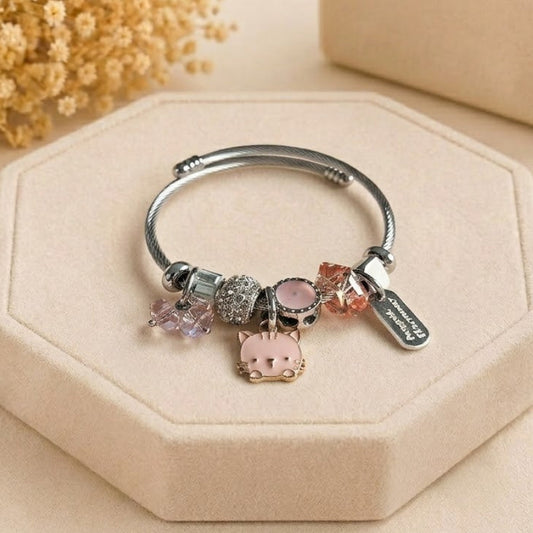 Pulsera elegante de acero con charms en tonos rosados y colgante de gatito