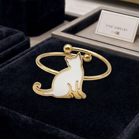 Anillo gato de acero inoxidable DORADO CON FONDO BLANCO