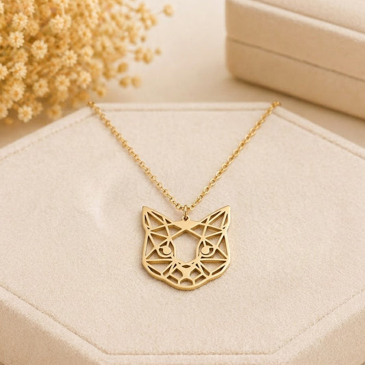 Collar elegante con colgante de gato en diseño geométrico. Moderno y fino.