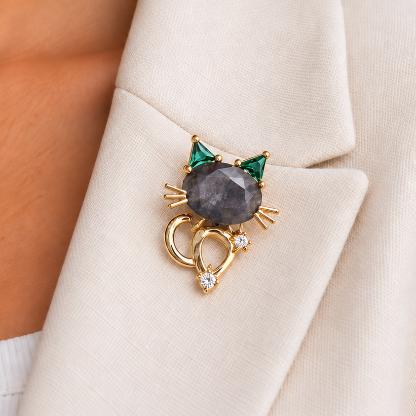 Broche alfiler de gato con piedras morado y verde.