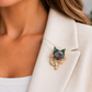 Broche alfiler de gato con piedras morado y verde.