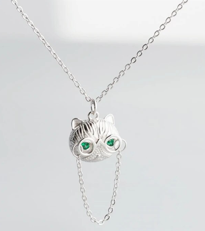 Cadena  en plata de ley con colgante de gatito con gafas y ojos verdes