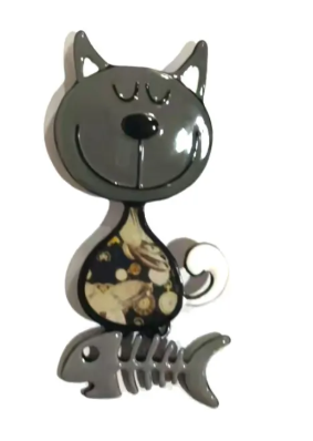 Broche esmaltado de gatito sonriendo con pez, color gris