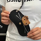 Funda para gafas en polipiel negra, decorado con un tierno detalle de gatito