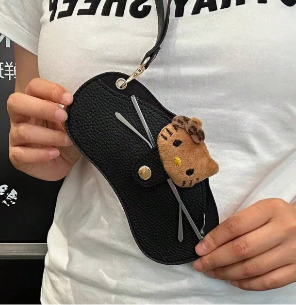 Funda para gafas en polipiel negra, decorado con un tierno detalle de gatito