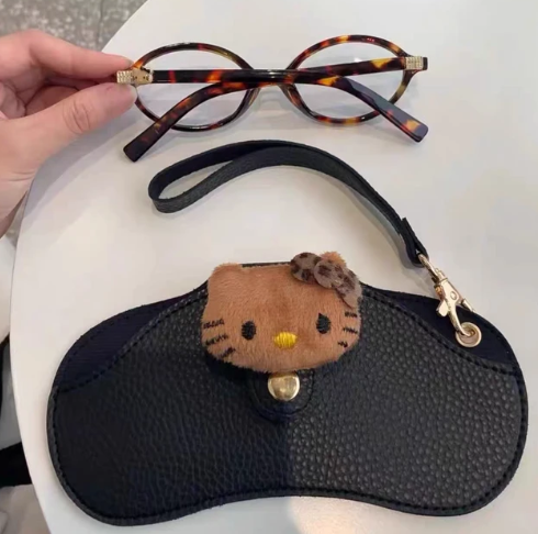 Funda para gafas en polipiel negra, decorado con un tierno detalle de gatito