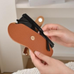 Funda para gafas en polipiel marrón, decorado con un tierno detalle de gatito