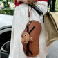 Funda para gafas en polipiel marrón, decorado con un tierno detalle de gatito