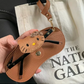 Funda para gafas en polipiel marrón, decorado con un tierno detalle de gatito