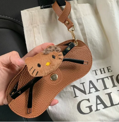 Funda para gafas en polipiel marrón, decorado con un tierno detalle de gatito