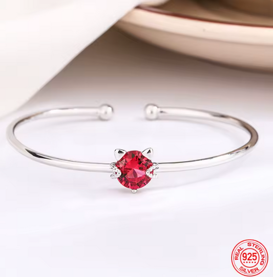 Brazalete Gatito con Cristal Rojo de Plata de Ley 925. Plateado