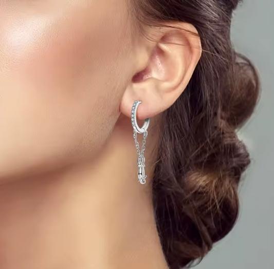 Pendientes de plata de ley con gatito colgado