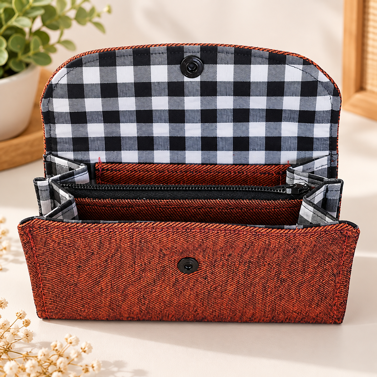 Cartera artesanal con interior de cuadros
