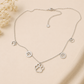 Collar de acero inoxidable con huellas