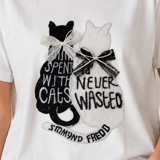 Camiseta “Cómplices Gatunos” 🐱🤍🖤