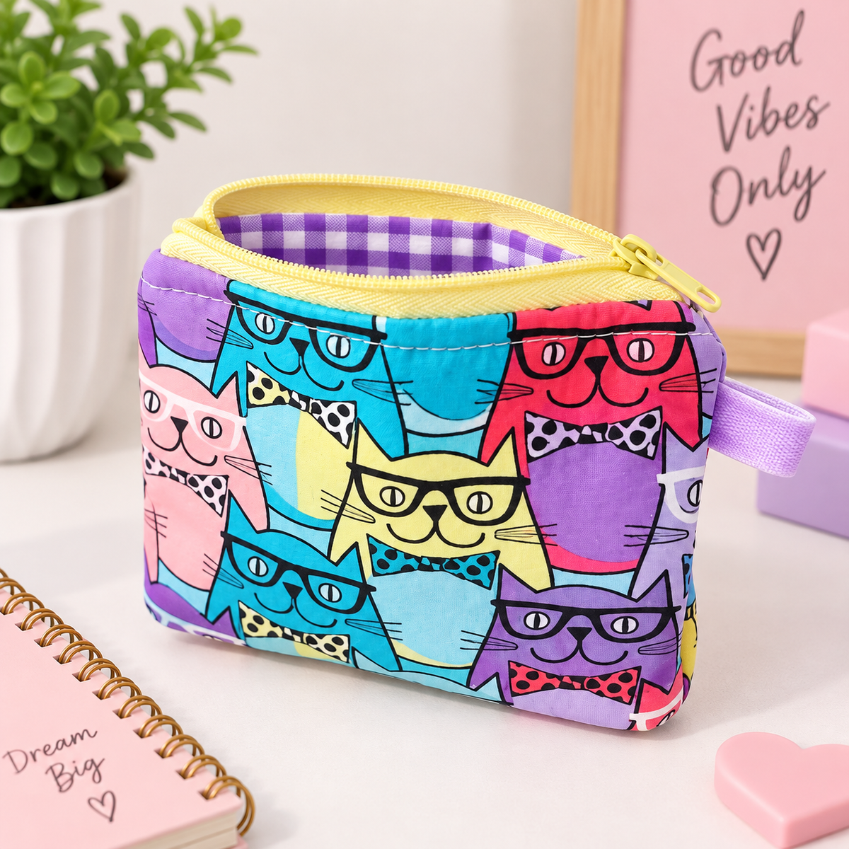 Cartera-monedero con estampado de gatos multicolor con gafas (@lucikukadas)