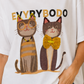 Camiseta blanca oversize con gatos y detalles de abalorios