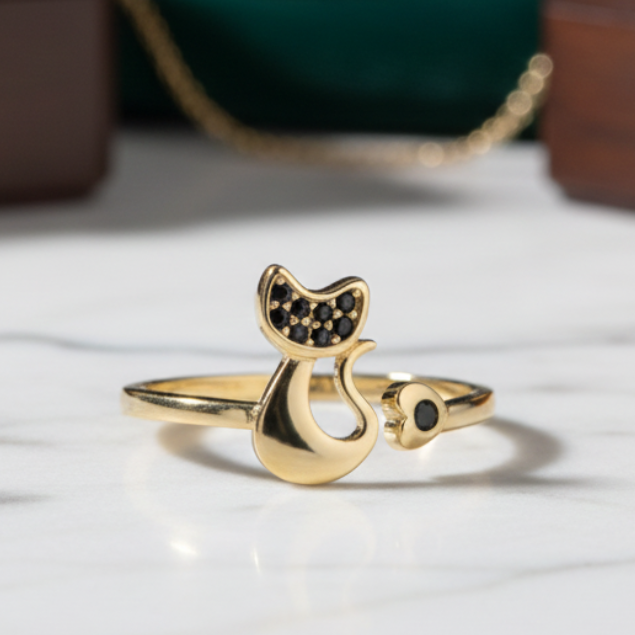 Anillo Gatuno en Plata de Ley Chapada en Oro – Con Circonitas Negras