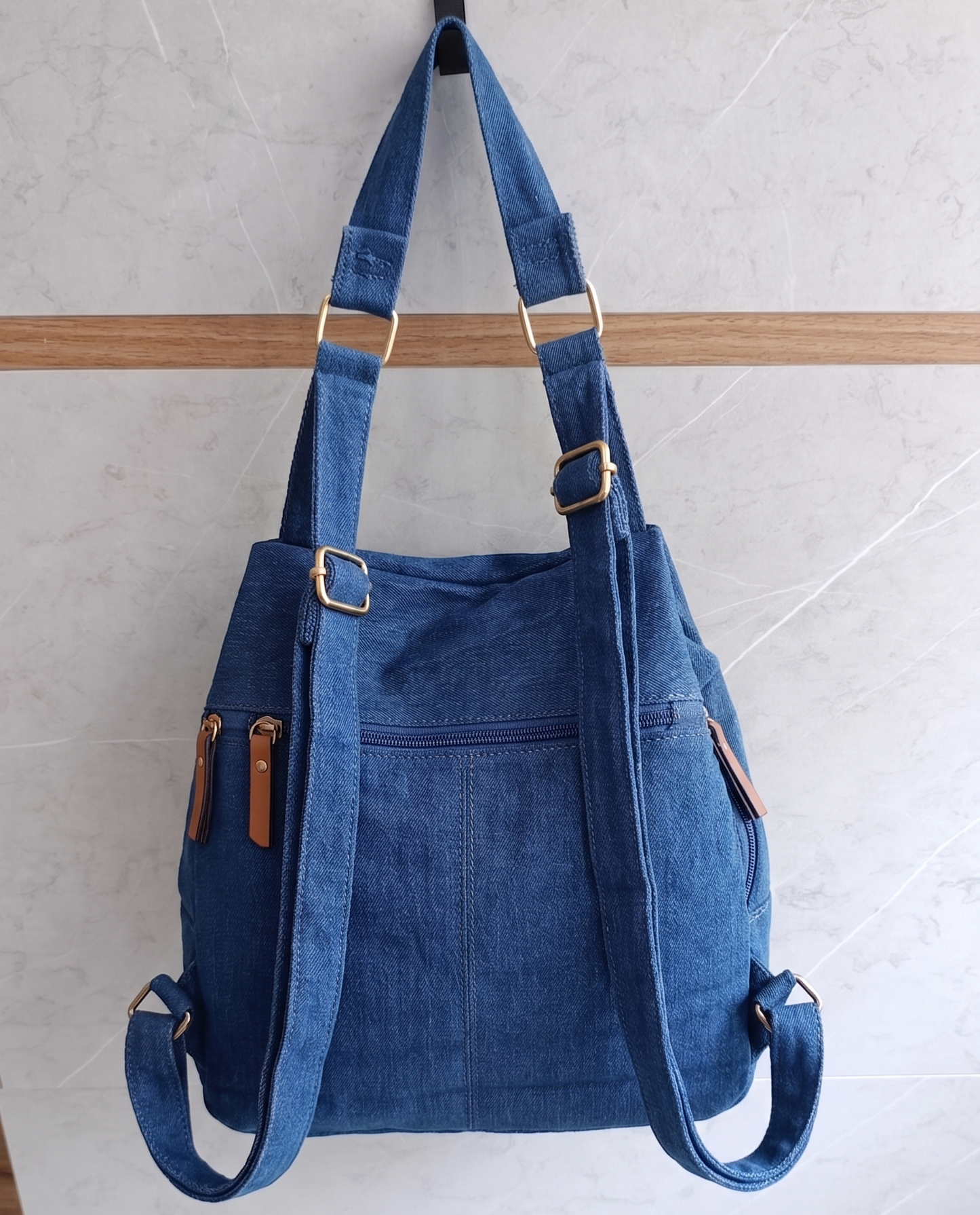 Mochila urbana “El mundo cambia con tu ejemplo, no con tu opinión”. Color azul