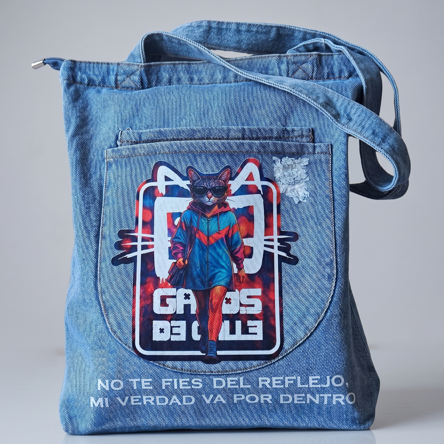 Tote bag denim “No te fíes del reflejo, mi verdad va por dentro”
