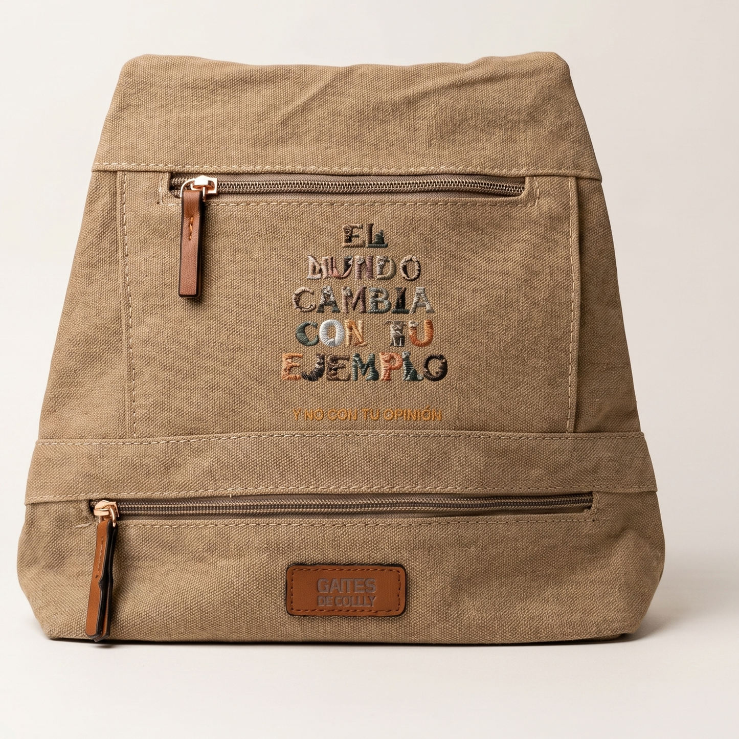 Mochila urbana “El mundo cambia con tu ejemplo, no con tu opinión”. Color beige
