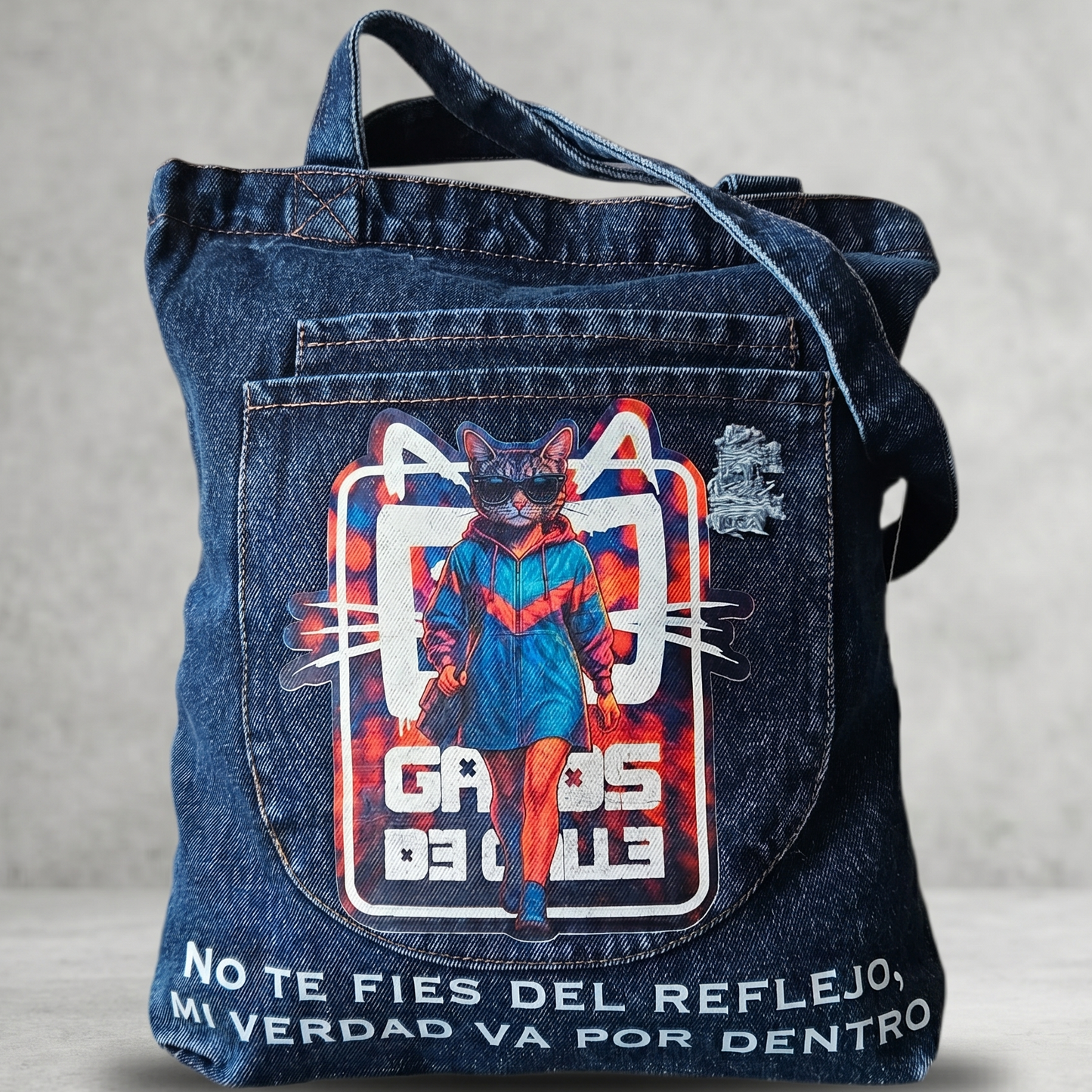 Tote bag denim “No te fíes del reflejo, mi verdad va por dentro”