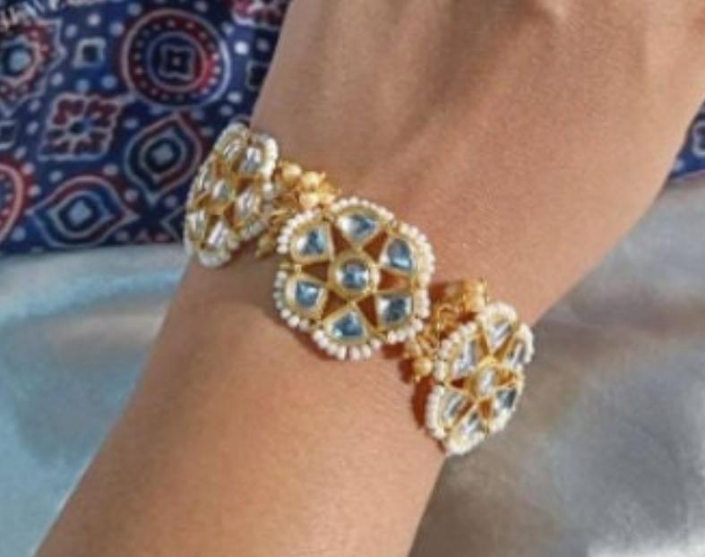 Pulsera con incustraciones de brillantes y perlas blancas