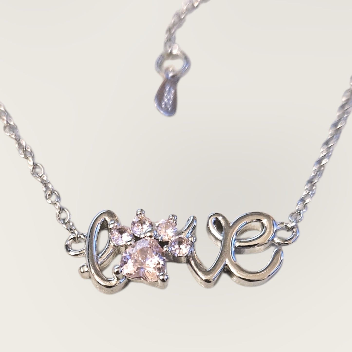 Collar “Love Cat” – Plata de ley con circonitas en forma de huella rosa