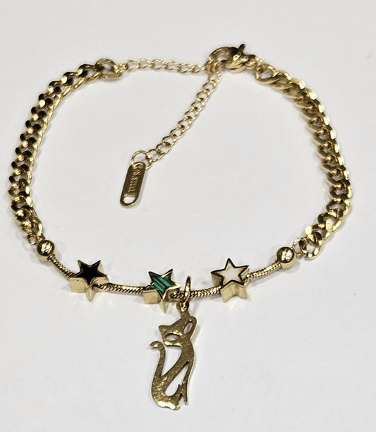 Pulsera de acero color dorado con estrellas de colores y colgante de gato