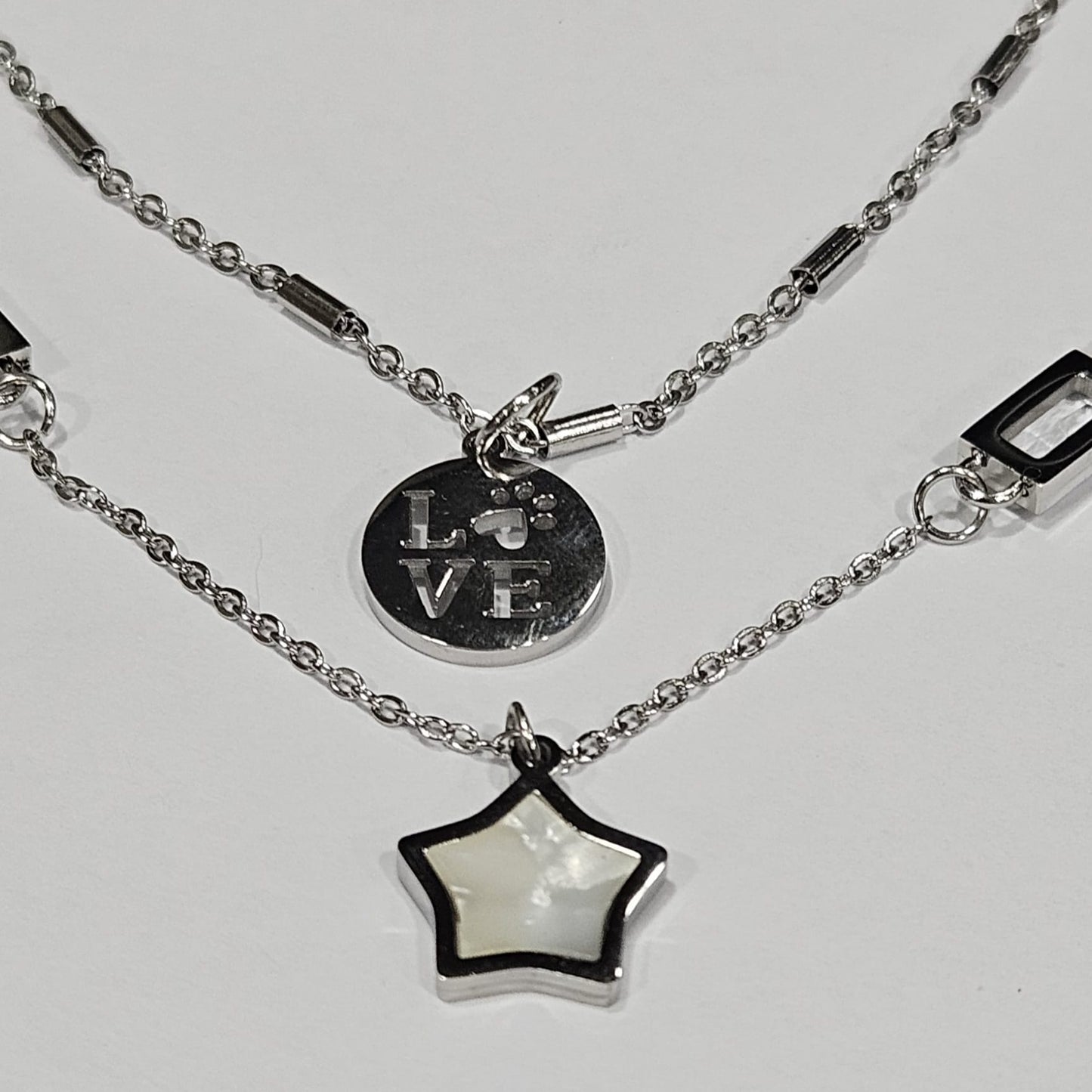 Cadena de acero doble con colgante de estrella esmaltada y placa "love"