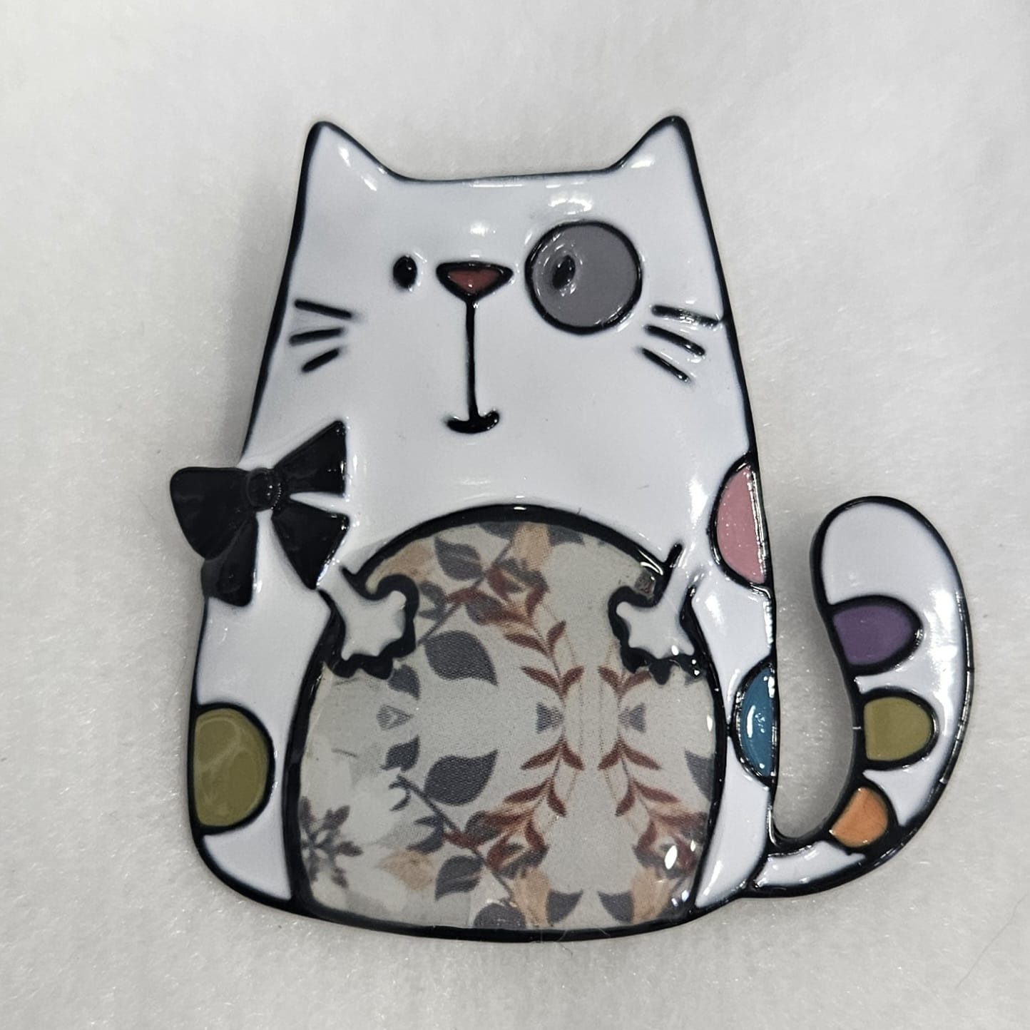 Broche de gatito esmaltado en tono blanco