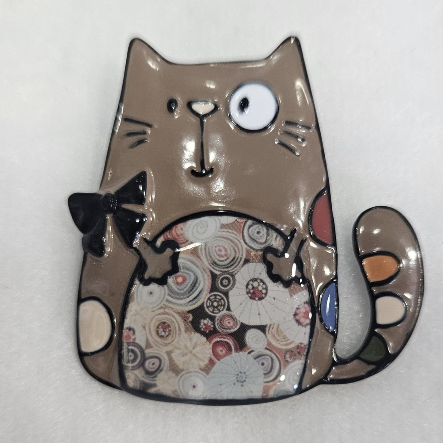 Broche de gatito esmaltado en tono beige