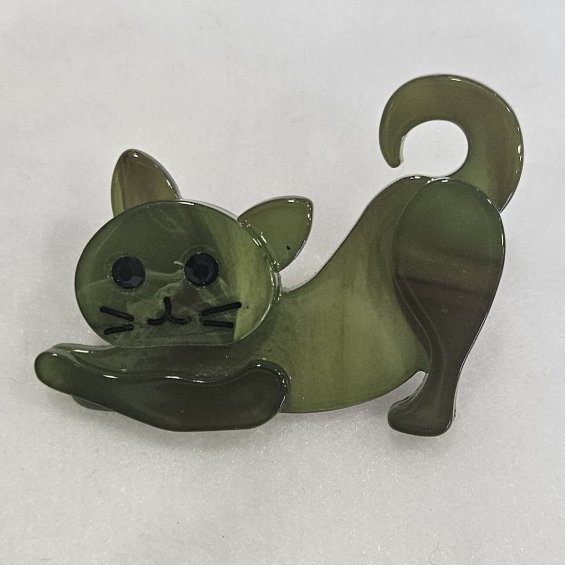 Broche de gatito de resina en tono verde