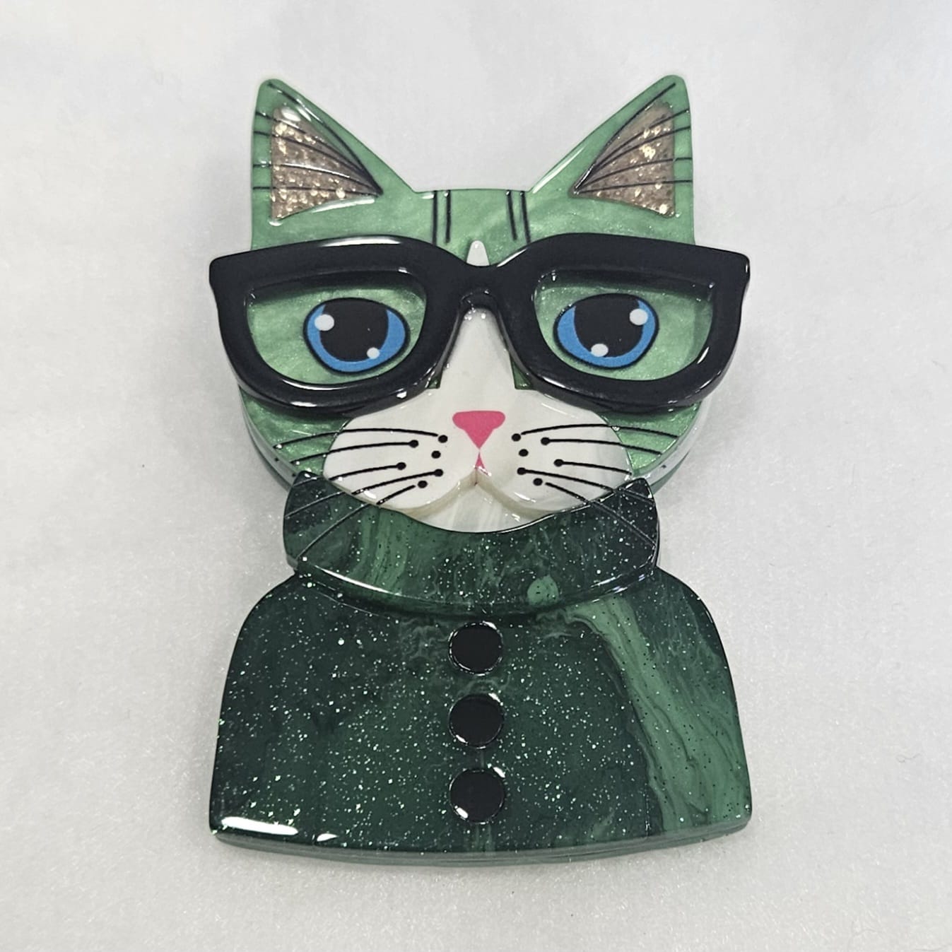 Broche de gatito en resina con gafas tonos verdes